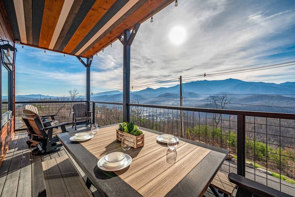 Funky Bear Lodge with fireplace