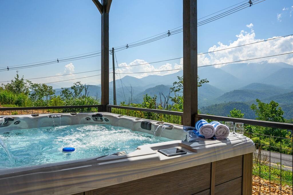 Big Sky Lodge luxury cabin with Mt. LeConte views