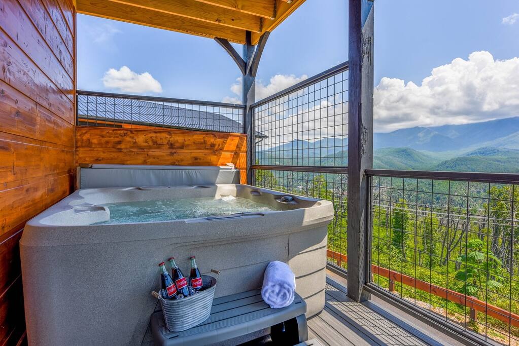 Dream Big luxury cabin with wraparound deck