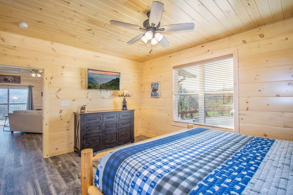 King bedroom 1 alternate view